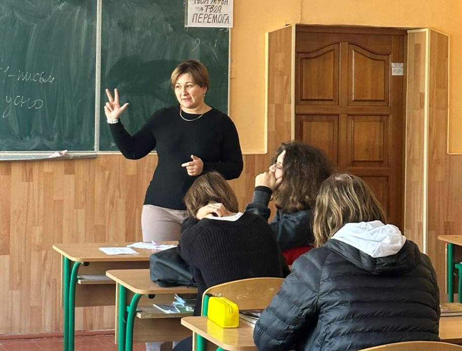  Доцентка Ольга Гайда розповідає старошокласниками ЗОШ №19 про освітні програми на факультеті філолоії і журналістики.jpg